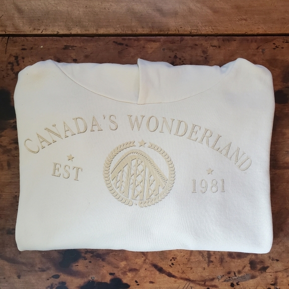 Six Flags Sweaters - Canada's Wonderland Pullover Hoodie Size 2XL - Cream